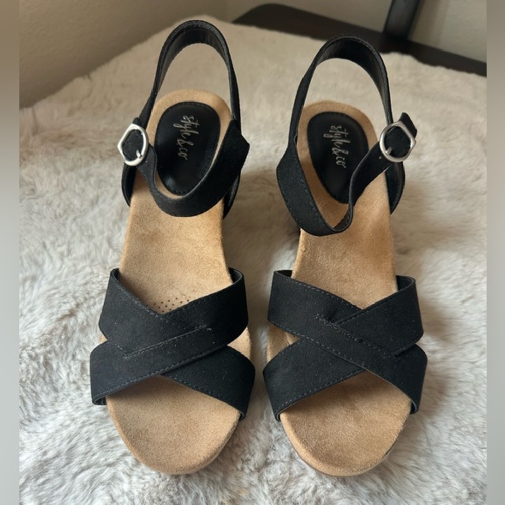 Style & Co. Black and Tan Sandals